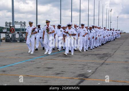 YORKTOWN, Virginia (11 luglio 2021) – i marinai assegnati al cacciatorpediniere missilistico guidato di classe Arleigh Burke USS Laboon (DDG 58) gestiscono le linee di ormeggio mentre Laboon ritorna al porto di casa dopo un 7 mesi di dispiegamento nell'area operativa della Quinta e Sesta flotta degli Stati Uniti, il 11 luglio 2021. Laboon è sul lato del molo nella base delle armi navali Yorktown che conduce la manutenzione dell'itinerario. Foto Stock