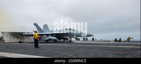 210712-N-IW069-1137 OCEANO PACIFICO (12 luglio 2021) un EA-18G Growler, assegnato ai "Gauntlets" di Electronic Attack Squadron (VAQ) 136, lancia dal ponte di volo del vettore aereo di classe Nimitz USS Carl Vinson (CVN 70), 12 luglio 2021. Vinson sta attualmente conducendo operazioni marittime di routine nella terza flotta statunitense. Foto Stock