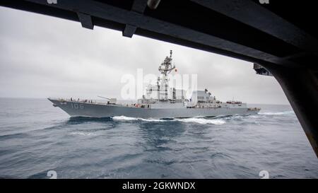 210712-N-MR124-1124 OCEANO PACIFICO (12 luglio 2021) Arleigh Burke-Class cacciatorpediniere missilistico guidato USS Stockdale (DDG 106) affianca la portaerei di classe Nimitz USS Carl Vinson (CVN 70) per un rifornimento in mare, 12 luglio 2021. Vinson sta attualmente conducendo operazioni marittime di routine nella terza flotta statunitense. Foto Stock