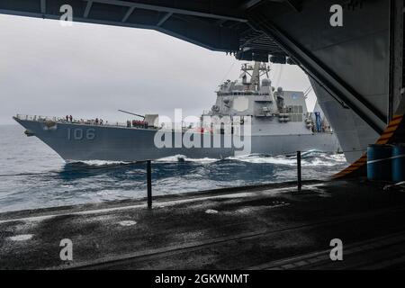 210712-N-LP924-1057 OCEANO PACIFICO (12 luglio 2021) il vettore aereo di classe Nimitz USS Carl Vinson (CVN 70) si prepara a condurre un rifornimento in mare con il cacciatorpediniere missilistico guidato di classe Arleigh Burke USS Stockdale (DDG 106), 12 luglio 2021. Vinson sta attualmente conducendo operazioni marittime di routine nella terza flotta statunitense. Foto Stock