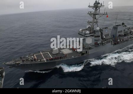 210712-N-LP924-1002 OCEANO PACIFICO (12 luglio 2021) il cacciatorpediniere missilistico guidato di classe Arleigh Burke USS Stockdale (DDG 106) si prepara a condurre un rifornimento in mare con il vettore aereo di classe Nimitz USS Carl Vinson (CVN 70), 12 luglio 2021. Vinson sta attualmente conducendo operazioni marittime di routine nella terza flotta statunitense. Foto Stock