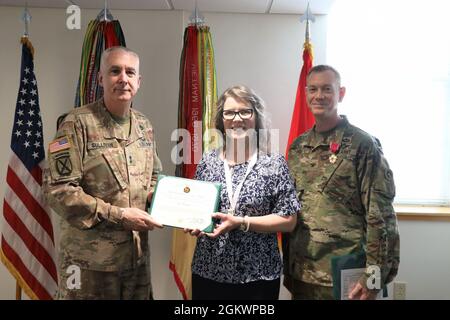 Il Gen. John P. Sullivan, comandante generale, primo comando di sostegno del teatro, presenta una medaglia di commemorazione di servizio pubblico a Cara Kurz, 12 luglio 2021 a Fort Knox, Kentucky. Sullivan ringraziò Cara per i suoi sacrifici e la sua dedizione all'unità, mentre suo marito, il col. Joseph Kurz, servì come capo di stato maggiore dell'unità. Foto Stock