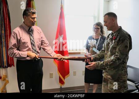 Joseph Kurz, capo dello staff, 1° comando di sostegno al teatro, riceve un regalo di addio da David Dusterhoff, vice capo dello staff, 1° TSC, 12 luglio 2021 a Fort Knox, Kentucky. Foto Stock