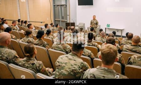 Comando Sgt. Il Major Michael Grinston, sergente maggiore dell'esercito degli Stati Uniti, parla ai soldati circa la cultura dell'esercito all'armeria di circuito lunedì, 12 luglio 2021 a Las Vegas, Nevada. Foto Stock