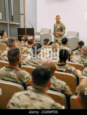 Comando Sgt. Il Major Michael Grinston, sergente maggiore dell'esercito degli Stati Uniti, parla ai soldati circa la cultura dell'esercito all'armeria di circuito lunedì, 12 luglio 2021 a Las Vegas, Nevada. Foto Stock