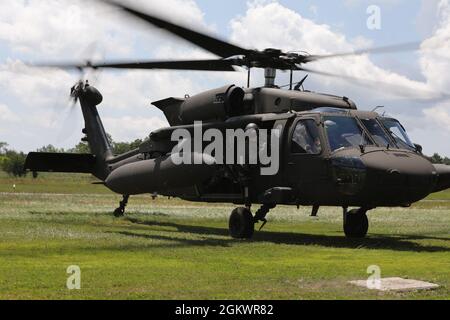 Blackhawk Helicopters dal 150° Regiment Aviazione, Guardia Nazionale del New Jersey, atterra all'Aeroporto Regionale di Gettysburg, Adams County, Pennsylvania, 12 luglio 2021. Il Blackhawk ha portato il New Jersey National Guard-Albanese state Partnership Program contingente all'aeroporto regionale di Gettysburg per un tour del campo di battaglia di Gettysburg. Il National Guard state Partnership Program è un programma del Dipartimento della Difesa degli Stati Uniti gestito dalla Guardia Nazionale che collega gli Stati Uniti con i paesi partner di tutto il mondo allo scopo di supportare gli obiettivi di cooperazione in materia di sicurezza del Combatan geografico Foto Stock