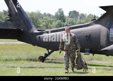 Blackhawk Helicopters dal 150° Regiment Aviazione, Guardia Nazionale del New Jersey, atterra all'Aeroporto Regionale di Gettysburg, Adams County, Pennsylvania, 12 luglio 2021. Il Blackhawk ha portato il New Jersey National Guard-Albanese state Partnership Program contingente all'aeroporto regionale di Gettysburg per un tour del campo di battaglia di Gettysburg. Il National Guard state Partnership Program è un programma del Dipartimento della Difesa degli Stati Uniti gestito dalla Guardia Nazionale che collega gli Stati Uniti con i paesi partner di tutto il mondo allo scopo di supportare gli obiettivi di cooperazione in materia di sicurezza del Combatan geografico Foto Stock