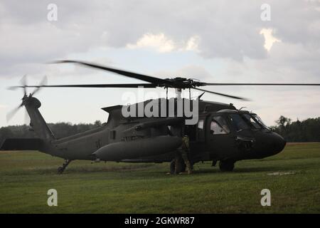 I Blackhawk Helicopters del 150° Regiment Aviazione, Guardia Nazionale del New Jersey, si preparano per il liftoff all'Aeroporto Regionale di Gettysburg, Adams County, Pennsylvania, 12 luglio 2021. Il Blackhawk ha portato il New Jersey National Guard-Albanese state Partnership Program contingente all'aeroporto regionale di Gettysburg per un tour del campo di battaglia di Gettysburg. Il National Guard state Partnership Program è un programma del Dipartimento della Difesa degli Stati Uniti gestito dalla Guardia Nazionale che collega gli Stati Uniti con i paesi partner di tutto il mondo allo scopo di supportare gli obiettivi di cooperazione in materia di sicurezza del geog Foto Stock