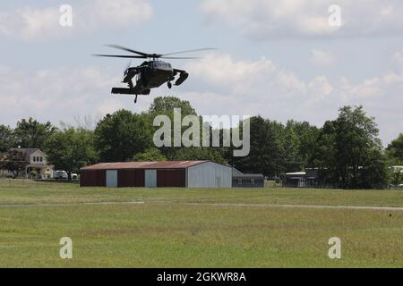 Blackhawk Helicopters dal 150° Regiment Aviazione, Guardia Nazionale del New Jersey, atterra all'Aeroporto Regionale di Gettysburg, Adams County, Pennsylvania, 12 luglio 2021. Il Blackhawk ha portato il New Jersey National Guard-Albanese state Partnership Program contingente all'aeroporto regionale di Gettysburg per un tour del campo di battaglia di Gettysburg. Il National Guard state Partnership Program è un programma del Dipartimento della Difesa degli Stati Uniti gestito dalla Guardia Nazionale che collega gli Stati Uniti con i paesi partner di tutto il mondo allo scopo di supportare gli obiettivi di cooperazione in materia di sicurezza del Combatan geografico Foto Stock