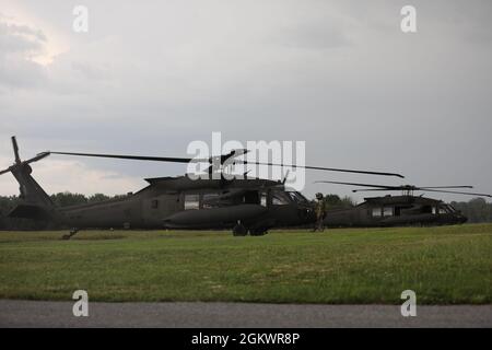 I Blackhawk Helicopters del 150° Regiment Aviazione, Guardia Nazionale del New Jersey, si preparano per il liftoff all'Aeroporto Regionale di Gettysburg, Adams County, Pennsylvania, 12 luglio 2021. Il Blackhawk ha portato il New Jersey National Guard-Albanese state Partnership Program contingente all'aeroporto regionale di Gettysburg per un tour del campo di battaglia di Gettysburg. Il National Guard state Partnership Program è un programma del Dipartimento della Difesa degli Stati Uniti gestito dalla Guardia Nazionale che collega gli Stati Uniti con i paesi partner di tutto il mondo allo scopo di supportare gli obiettivi di cooperazione in materia di sicurezza del geog Foto Stock