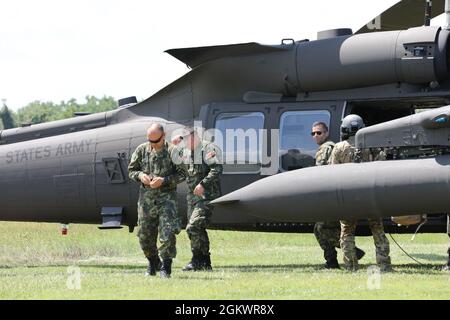 Blackhawk Helicopters dal 150° Regiment Aviazione, Guardia Nazionale del New Jersey, atterra all'Aeroporto Regionale di Gettysburg, Adams County, Pennsylvania, 12 luglio 2021. Il Blackhawk ha portato il New Jersey National Guard-Albanese state Partnership Program contingente all'aeroporto regionale di Gettysburg per un tour del campo di battaglia di Gettysburg. Il National Guard state Partnership Program è un programma del Dipartimento della Difesa degli Stati Uniti gestito dalla Guardia Nazionale che collega gli Stati Uniti con i paesi partner di tutto il mondo allo scopo di supportare gli obiettivi di cooperazione in materia di sicurezza del Combatan geografico Foto Stock