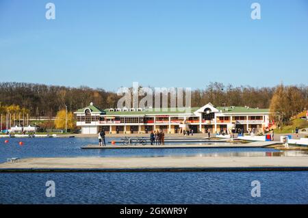 POZNAN, POLONIA - 27 maggio 2016: Un posto di partenza per il kayak e un ristorante nel parco di Malta vicino ad un lago a Poznan, Polonia Foto Stock