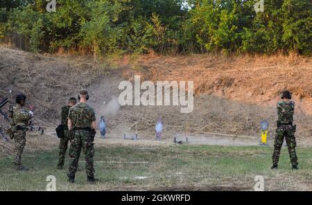 La polizia serba dell'unità speciale antiterrorismo (SAJ) e i Green Berets dell'Esercito degli Stati Uniti hanno condotto un addestramento congiunto di scambio a Goč, Serbia, dal 28 giugno al 9 luglio 2021. Il JCET mira a migliorare la pianificazione, le manovre e la risposta alle crisi per le forze serbe e statunitensi in terreni montagnosi. Foto Stock