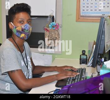 KINGS BAY, GA. (21 luglio 2021) - Keisha Jones, un tecnico di salute professionale presso la Clinica di salute della filiale navale di Kings Bay, controlla in un marinaio per un appuntamento. Jones, nativo di Pearson, Georgia, afferma: "Sono molto soddisfatto nel servire coloro che ci proteggono". Foto Stock