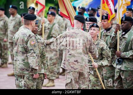 Comando Sgt. Michael Perry, III, consigliere arruolato senior, 1° comando di supporto del teatro, passa i colori al Gen. John P. Sullivan, comandante generale uscente, 1° TSC, durante una cerimonia di cambio comando tenutasi il 13 luglio 2021 fuori dalla Fowler Hall a Fort Knox, Kentucky. Foto Stock