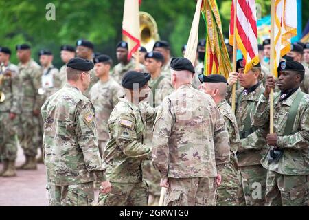 Gen. Michel M. Russell, Sr., commando generale entrante, 1° comando di sostegno al Teatro, passa i colori al comando Sgt. Michael J. Perry, III, consigliere arruolato senior, 1° TSC durante una cerimonia di cambio comando tenutasi il 13 luglio 2021, fuori da Fowler Hall a Fort Knox, Kentucky. Foto Stock