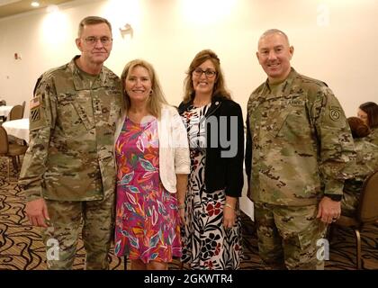 Gen. Terry Ferrell, comandante generale, US Army Central; Kristen Small, ARCENT Volunteer of the Year; Theresa Scott, assistente di supporto per la preparazione della famiglia, 1° TSC; Michael Small, G2 ufficiale in carica, 1° TSC, si è conversato alla reception dopo un cambio di cerimonia di comando dove il Gen. Michel M. Russell, Sr. Ha assunto il comando del 1° TSC dal Gen. Uscente John P. Sullivan 13 luglio 2021 a Fort Knox, Kentucky. Foto Stock