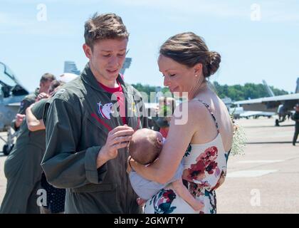 VIRGINIA BEACH, Va. (13 luglio 2021) le famiglie accolgono marinai a casa assegnati ai “Wildcats” di Strike Fighter Squadron (VFA) 131 sulla base aerea navale (NAS) Oceana durante il ritorno a casa dello squadrone. VFA-131, parte della Carrier Air Wing (CVW) 3 imbarcata sul vettore aereo di classe Nimitz USS Dwight D. Eisenhower (CVN 69), ritorna a NAS Oceana dopo un dispiegamento regolarmente programmato a sostegno delle operazioni di sicurezza marittima e degli sforzi di cooperazione per la sicurezza teatrale nella 5th e 6th Fleet degli Stati Uniti. Foto Stock