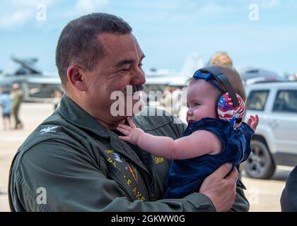 VIRGINIA BEACH, Va. (13 luglio 2021) le famiglie accolgono marinai a casa assegnati al “combattente spada” di Strike Fighter Squadron (VFA) 32 sulla base aerea navale (NAS) Oceana durante il ritorno a casa dello squadrone. VFA-32, parte della Carrier Air Wing (CVW) 3 imbarcata sul vettore aereo di classe Nimitz USS Dwight D. Eisenhower (CVN 69), ritorna a NAS Oceana dopo un dispiegamento regolarmente programmato a sostegno delle operazioni di sicurezza marittima e degli sforzi di cooperazione per la sicurezza teatrale nella 5th e 6th Fleet degli Stati Uniti. Foto Stock