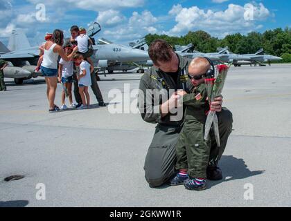 VIRGINIA BEACH, Va. (13 luglio 2021) le famiglie accolgono marinai a casa assegnati ai “Gunslingers” di Strike Fighter Squadron (VFA) 105 sulla Naval Air Station (NAS) Oceana durante il ritorno a casa dello squadrone. VFA-105, parte della Carrier Air Wing (CVW) 3 imbarcata sul vettore aereo di classe Nimitz USS Dwight D. Eisenhower (CVN 69), ritorna a NAS Oceana dopo un dispiegamento regolarmente programmato a sostegno delle operazioni di sicurezza marittima e degli sforzi di cooperazione per la sicurezza teatrale nella 5th e 6th Fleet degli Stati Uniti. Foto Stock