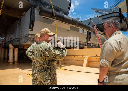 PORTO DI APRA, Guam (14 luglio 2021) - ADM posteriore. Benjamin Nicholson, comandante, Joint Region Marianas, riceve una tournée di USNS 2 Lt. John P. Bobo (T-AK 3008) nel porto di Apra, luglio 13. USNS 2nd Lt. John P. Bobo, una nave marittima di preposizionamento, fornisce l'attrezzatura per sostenere una forza di lavoro di terra dell'aria del corpo marino per fino a 30 giorni. La nave prende il nome dal 2° Lt. John Bobo, che ha ricevuto postumamente la Medaglia d'onore per le sue eroiche azioni durante la guerra del Vietnam. Foto Stock