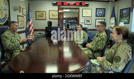 210713-N-XX139-0008 PENSACOLA, Fla. (13 luglio 2021) il Capitano Marc Ratkus, comandante del Centro di formazione per la guerra dell'informazione (CIWT), incontra il comando Sgt. Il Major Sheryl Lyon, comandante senior del Cyber Command degli Stati Uniti e della National Security Agency, e il comandante del comando Scott A. Nagle, comandante del Cyber Command degli Stati Uniti 10° flotta. Lione e Nagle visitarono per una breve familiarizzazione e tour del CIWT e del comando di addestramento di guerra di informazioni (IWTC) la stazione di Corry a bordo della stazione aerea navale di Pensacola, Pensacola, Florida. La visita offerta Foto Stock