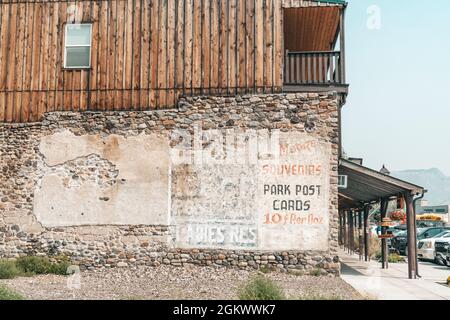 Gardiner, Montana - 23 agosto 2021: Lato di un negozio di souvenir edificio, con sbiadito vecchia pubblicità sul lato Foto Stock