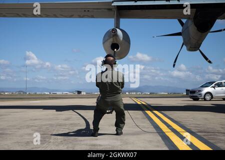 Personale del corpo dei Marine degli Stati Uniti Sgt. Joseph Szombathelyi, un comandante dell'equipaggio con Marine Aerial Refueler Transport Squadron (VMGR) 152, conduce un cambiamento di drowue prima di decollo a sostegno di Talisman Saber 21 dalla Royal Australian Air Force base Townsville, Australia, 13 luglio 2021. TS21, la nona iterazione e condotta dal 2005, si verifica biennemente in tutta l'Australia del Nord. Le forze partner multinazionali australiane, statunitensi e di altro tipo utilizzano Talisman Sabre per migliorare l'interoperabilità attraverso la formazione in scenari operativi complessi e multidominio che affrontano l'intera gamma di problemi di sicurezza Indo-Pacific. Foto Stock