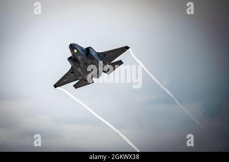 Un F-35A Lightning II assegnato alla 354a ala da caccia (FW) decollo durante un esercizio Agile Combat Employment sulla base dell'aeronautica militare di Eielson, Alaska, 13 luglio 2021. Il 354th FW ha condotto un esercizio locale da una postazione austera simulata per testare la sua capacità di generare airpower in modo rapido, efficiente e ripetuto. Foto Stock