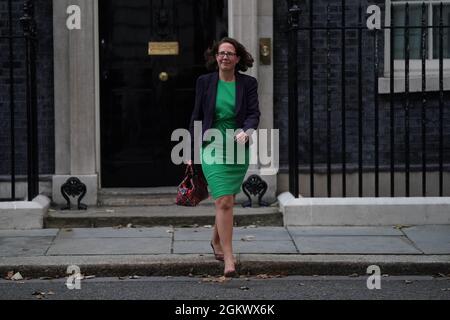 La baronessa Evans, che rimarrà leader della House of Lords e del Lord Privy Seal, lascia Downing Street, Londra, mentre il primo ministro Boris Johnson rielegge il suo gabinetto per nominare un team 'Trong and united'. Data foto: Mercoledì 15 settembre 2021. Foto Stock