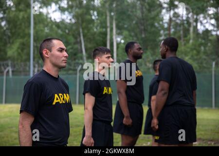 Studenti del 7 ° Army Noncommissioned ufficiale Accademia esercizio e cerimonia 13 luglio 2021, Camp Normandy, Germania. La missione del 7° Army NCOA è quella di formare e sviluppare futuri leader che siano adattivi, disciplinati e pronti a guidare efficacemente a livello di squadra e di squadra. Foto Stock