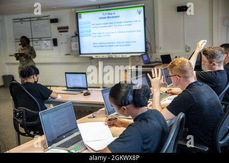 Gli studenti della settima Accademia ufficiale non commissionata dell'Esercito partecipano alle lezioni in aula il 13 luglio 2021, Camp Normandy, Germania. La missione del 7° Army NCOA è quella di formare e sviluppare futuri leader che siano adattivi, disciplinati e pronti a guidare efficacemente a livello di squadra e di squadra. Foto Stock