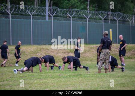 Studenti del 7 ° Army Noncommissioned Officer Academy pratica fisica preparazione esercitazioni 13 luglio 2021, Camp Normandy, Germania. La missione del 7° Army NCOA è quella di formare e sviluppare futuri leader che siano adattivi, disciplinati e pronti a guidare efficacemente a livello di squadra e di squadra. Foto Stock