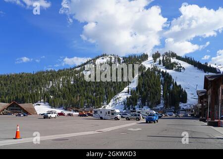 PALISADES TAHOE, CA -12 Apr 2021- Vista delle piste da sci a Palisades Tahoe, una stazione sciistica in California sito delle Olimpiadi invernali del 1960 rinominate da Squa Foto Stock