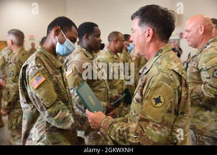 Il generale Brigadier Jonathan S. Hubbard, comandante del 184° comando di supporto, ringrazia un soldato per il duro lavoro svolto durante la missione COVID alla cerimonia di premiazione COVID a Greenville, Mississippi, il 13 luglio 2021. La Guardia Nazionale del Mississippi ha schierato oltre 1,700 guardiani per lavorare insieme a MSDH e MEMA per combattere la diffusione di COVID-19 durante la pandemia. Foto Stock