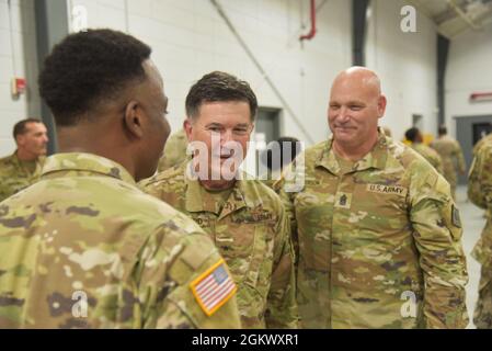 Il generale Brigadier Jonathan S. Hubbard, comandante del 184° comando di supporto, e il comandante del sergente maggiore Darrell L. Masterson, Land Component Command Sergeant Major, parlano con un soldato durante la cerimonia di premiazione COVID a Meridian, Mississippi, il 13 luglio 2021. La Guardia Nazionale del Mississippi ha schierato oltre 1,700 guardiani per lavorare insieme a MSDH e MEMA per combattere la diffusione di COVID-19 durante la pandemia. Foto Stock