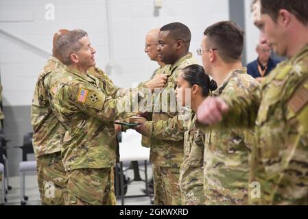 Il generale brigadiere Michael N. Cleveland, comandante del 66° comando truppa, spacca un soldato che lo premia per il suo duro lavoro durante la missione COVID alla cerimonia di premiazione COVID a Meridian, Mississippi, il 13 luglio 2021. La Guardia Nazionale del Mississippi ha schierato oltre 1,700 guardiani per lavorare insieme a MSDH e MEMA per combattere la diffusione di COVID-19 durante la pandemia. Foto Stock