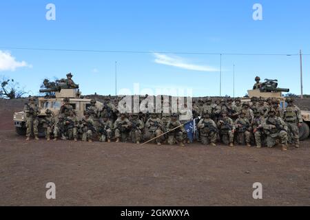 Il Gen. Jody J. Daniels, capo della Riserva dell'esercito e comandante generale, comando della Riserva dell'esercito degli Stati Uniti osservi il 100th Battaglione, 442nd reggimento di fanteria effettui l'esercitazione dal vivo del fuoco all'area di addestramento di Pohakuloa sulla grande isola delle Hawaii 13 luglio 2021. Foto Stock