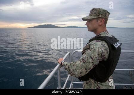 OCEANO PACIFICO (12 luglio 2021) - Master-at-Arms 3rd Class Kyle Chasse si alza a bordo della Spearhead-class spedizione veloce trasporto USNS Città di Bismarck (T-EPF-9). La città di Bismarck funge da piattaforma di missione per il Pacific Partnership 21. Pacific Partnership, ora nella sua sedicesima iterazione, riunisce le nazioni per prepararsi durante i periodi di calma a rispondere efficacemente in tempi di crisi. Ogni anno, il team di missione lavora insieme con le nazioni ospitanti e partner per migliorare l'interoperabilità regionale e le capacità di risposta alle catastrofi, aumentare la sicurezza e la stabilità nella regione e per Foto Stock