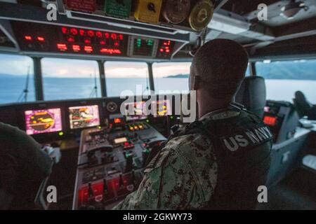 OCEANO PACIFICO (12 luglio 2021) - Capo Master-at-Arms Cornelius Johnson si alza a guardare sul ponte a bordo della Spearhead-classe trasporto veloce USNS Città di Bismarck (T-EPF-9). La città di Bismarck funge da piattaforma di missione per il Pacific Partnership 21. Pacific Partnership, ora nella sua sedicesima iterazione, riunisce le nazioni per prepararsi durante i periodi di calma a rispondere efficacemente in tempi di crisi. Ogni anno, il team di missione collabora con le nazioni ospitanti e partner per migliorare l'interoperabilità regionale e le capacità di risposta alle catastrofi, aumentare la sicurezza e la stabilità Foto Stock