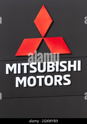 Kharkov, Ucraina - 13 settembre 2021: Logo del marchio Mitsubishi Motors su sfondo nero Foto Stock