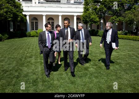Il presidente Barack Obama attraversa il Giardino delle Rose della Casa Bianca per un incontro all'aperto con il personale senior, 9 maggio 2011. A piedi con il presidente, da sinistra, sono: Consigliere senior David Plouffe, consigliere senior Valerie Jarrett, consigliere al presidente Pete Rouse, e consigliere al presidente Bob Bauer. (Foto ufficiale della Casa Bianca di Pete Souza) questa fotografia ufficiale della Casa Bianca è resa disponibile solo per la pubblicazione da parte delle organizzazioni di notizie e/o per uso personale la stampa dal soggetto(i) della fotografia. La fotografia non può essere manipolata in alcun modo e non può essere utilizzata io Foto Stock