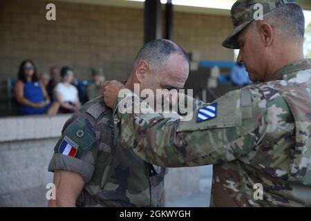 Il generale francese Hubert Cottereau, vice della terza divisione di fanteria che comandava il generale della prontezza, è stato indotto nell'Ordine di San Giorgio dal generale di Major. Charles Costanza, terza ID che comandava il generale a Fort Stewart, Georgia, 14 luglio 2021. Il ruolo di Cottereau come vice comandante generale è un primo nel suo genere per gli eserciti statunitensi e francesi. Foto Stock