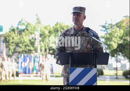 Il Gen. Charles Costanza, III Divisione di fanteria che comanda il generale, fa le sue osservazioni durante una cerimonia di addio-benvenuto a Fort Stewart, Georgia, 14 luglio 2021. Il 3° ID saluta il Gen. Hubert Cottereau, 3° vice comandante generale della prontezza, e il col. Michael Adams, 3° capo dello staff. Foto Stock