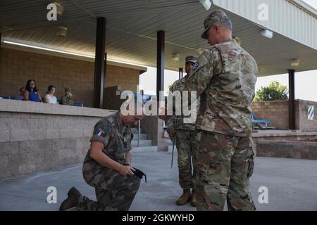 Il generale francese Hubert Cottereau, vice comandante generale della preparazione per la terza Divisione di fanteria, è stato indotto nell'Ordine di San Giorgio con un sciabola dal generale Major. Gen. Charles Costanza, 3° ID comandante generale a Fort Stewart, Georgia, 14 luglio 2021. Cottereau ha servito nel 3 ° ID da luglio 2019 attraverso il programma di scambio del personale militare dell'esercito degli Stati Uniti. Foto Stock