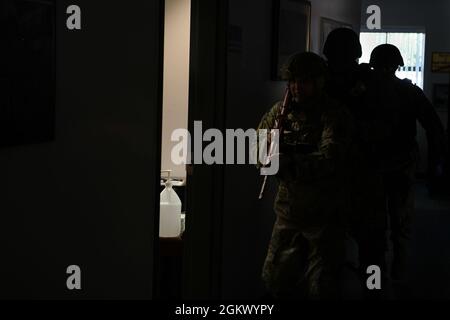 US Air Force Senior Airman Payton Wright, 1° Special Operations Security Forces Squadron Patrolman, libera un corridoio durante un esercizio di risposta di emergenza a Hurlburt Field, Florida, 14 luglio 2021. I comandi aerei di varie unità sulla base hanno condotto questo esercizio per promuovere la prontezza nella risposta a un'emergenza. Foto Stock