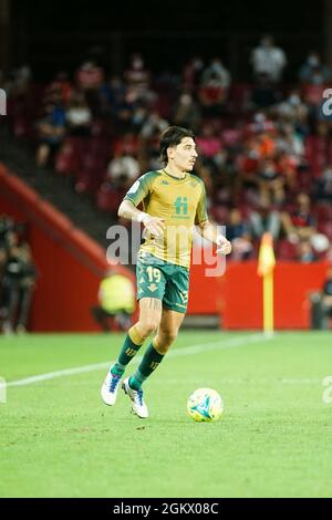 Granada, Spagna. 28 agosto 2021. Hector Bellerin in azione durante la partita la Liga Santander tra Granada CF e Real Betis al Nuevo Los Carmenes Stadium.(Punteggio finale; Granada CF 1:2 Real Betis). (Foto di Francis Gonzalez/SOPA Images/Sipa USA) Credit: Sipa USA/Alamy Live News Foto Stock