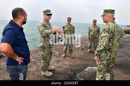 PORTO DI GIBUTI, Gibuti (14 luglio 2021) U.S. Coast Guard CMdR. Benjamin Lehrfeld, Comandante del Task Group 68.6 e Comandante della Missione per la sicurezza marittima Expeditionary Squadron Eleven (MSRON-11), discute l'importanza strategica del molo con il Capitano Joseph D. Harder III, Comandante del comando di ingegneria delle strutture navali Europa Africa Central, durante una visita al Porto di Gibuti, 14 luglio 2021. Lo scopo della visita era valutare i progetti in corso e discutere anche i progetti futuri. Camp Lemonnier è un'installazione operativa che consente alle forze nazionali statunitensi, alleate e partner di essere wh Foto Stock