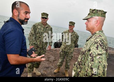 PORTO DI GIBUTI, Gibuti (14 luglio 2021) Mario Limon, a sinistra, dal Servizio investigativo penale Navale, discute la sicurezza del porto con la Marina degli Stati Uniti Capt. Joseph D. Harder III, comandante, Naval Facilities Engineering Command Europe Africa Central, durante una visita al Porto di Gibuti, 14 luglio 2021 U.S. Coast Guard CMdR. Benjamin Lehrfeld, Comandante del Task Group 68.6, al centro a sinistra e funzionario dei lavori pubblici di Camp Lemonnier, CMdR. Aaron Allison ascolta. Lo scopo della visita era valutare i progetti in corso e discutere anche i progetti futuri. Camp Lemonnier è un'installazione operativa che Foto Stock