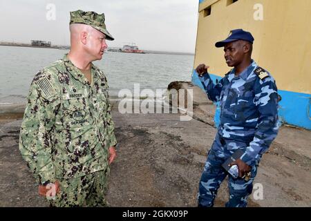 PORTO DI GIBUTI, Gibuti (14 luglio 2021) il Capitano Joseph D. Harder III, comandante, Naval Facilities Engineering Command Europe Africa Central, discute le rampe di imbarcazioni con la Marina di Gibuti Lt. Hassan Mireh durante una visita al porto di Gibuti, 14 luglio 2021. Lo scopo della visita era valutare i progetti in corso e discutere anche i progetti futuri. Camp Lemonnier è un'installazione operativa che consente alle forze degli Stati Uniti, alleate e partner di essere dove e quando sono necessarie per garantire la sicurezza in Europa, Africa e Sud-Ovest asiatico. Foto Stock